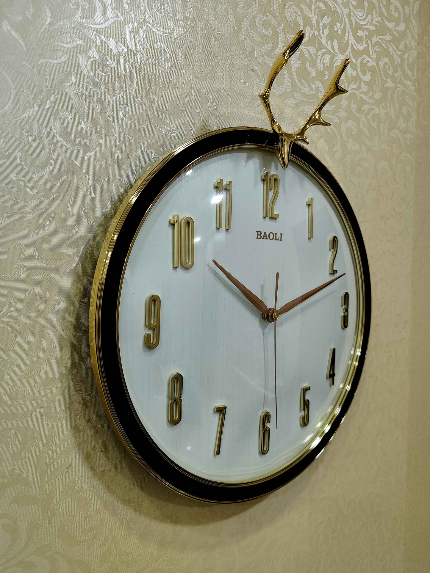 Modern Deer Antler Wall Clock – 18"x2"x18" Decorative Timepiece (45x5x45 cm)