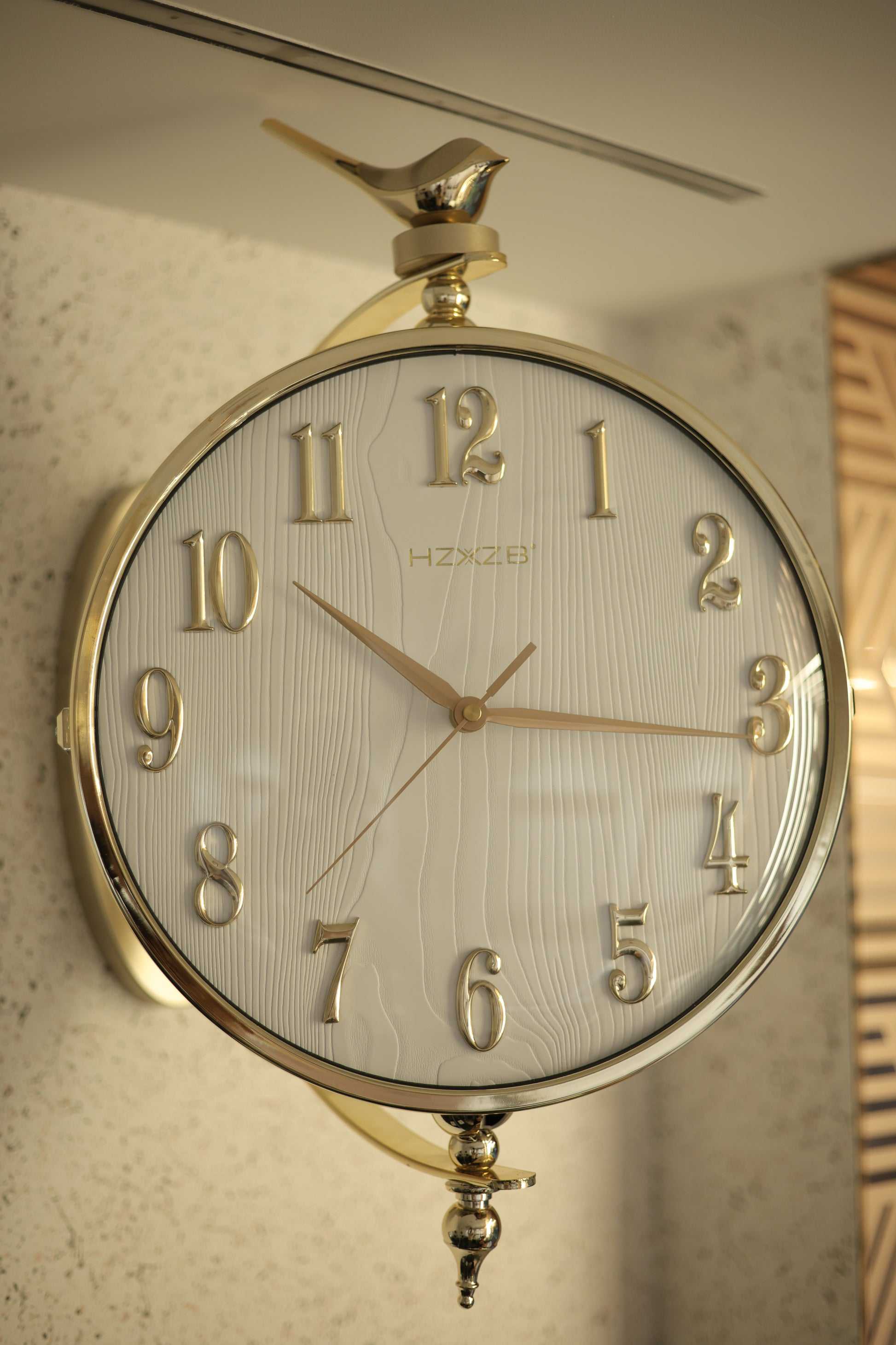 High-quality anti-fog crystal glass on designer wall clock