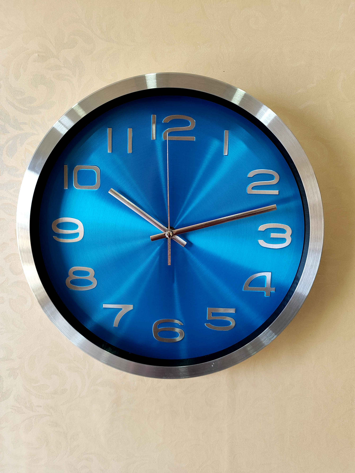 Modern Silent Metal Wall Clock – 12 Inch Brushed Silver Frame &amp; Vibrant Blue Dial