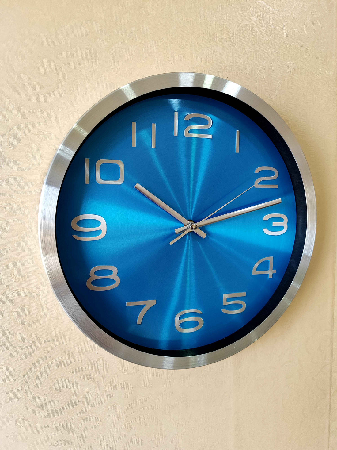 Modern Silent Metal Wall Clock – 12 Inch Brushed Silver Frame &amp; Vibrant Blue Dial