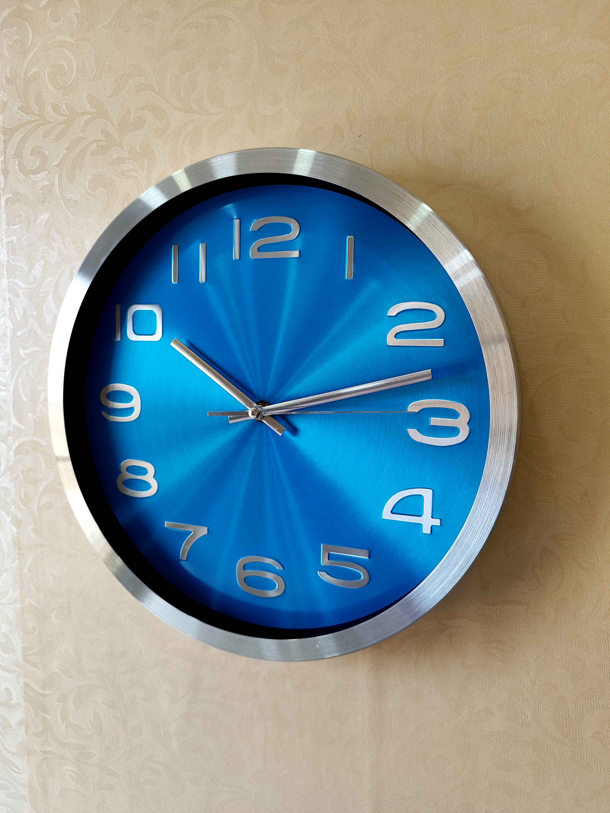 Modern Silent Metal Wall Clock – 12 Inch Brushed Silver Frame &amp; Vibrant Blue Dial