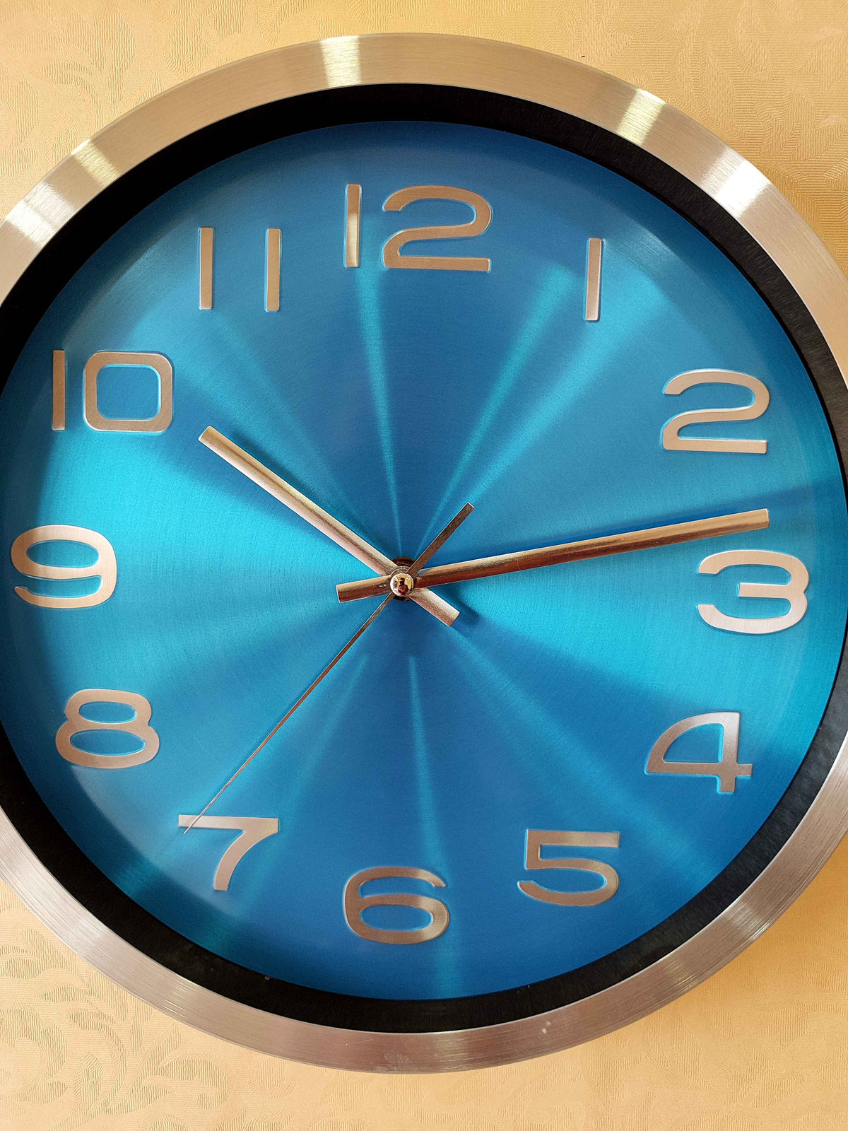 Modern Silent Metal Wall Clock – 12 Inch Brushed Silver Frame &amp; Vibrant Blue Dial