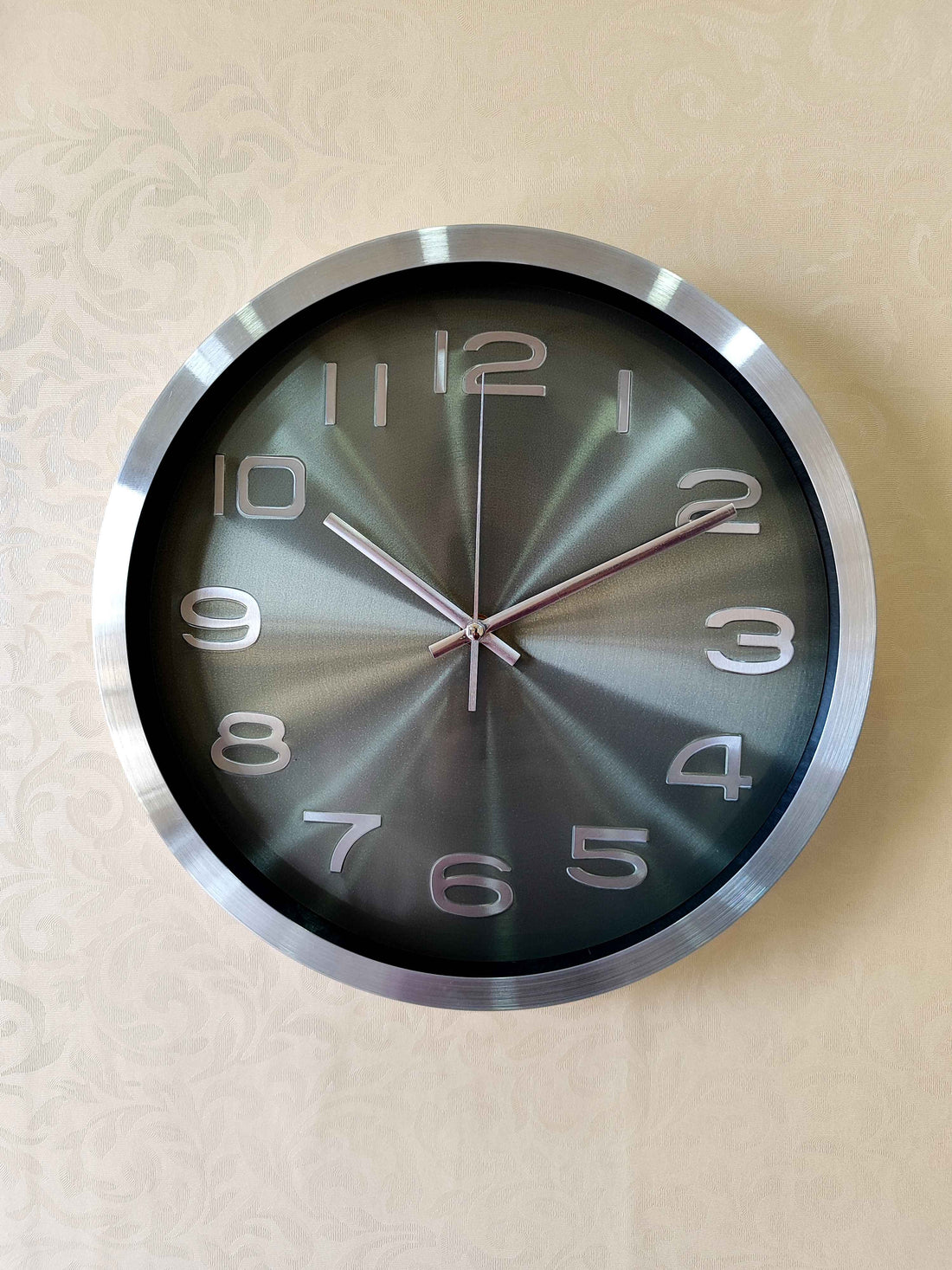 Modern Silent Metal Wall Clock – 12 Inch Brushed Silver Frame &amp; Stylish Green Dial