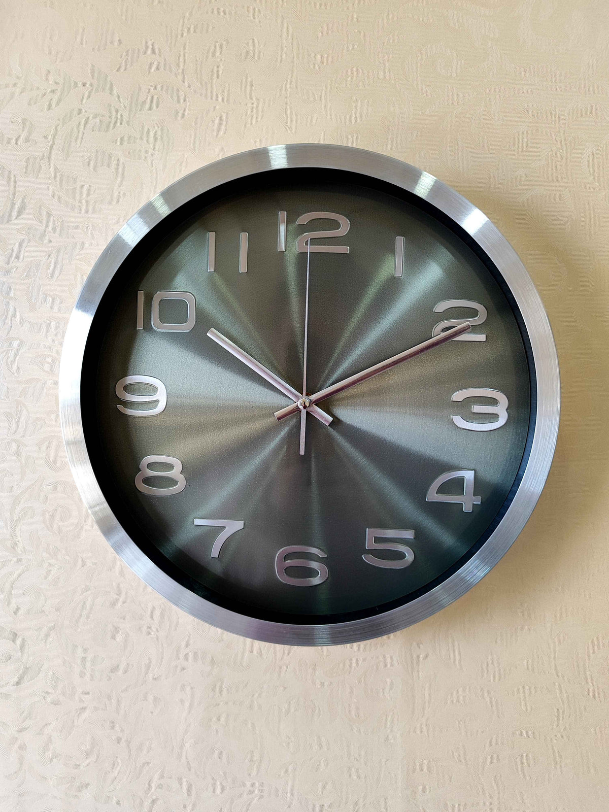 Modern Silent Metal Wall Clock – 12 Inch Brushed Silver Frame &amp; Stylish Green Dial