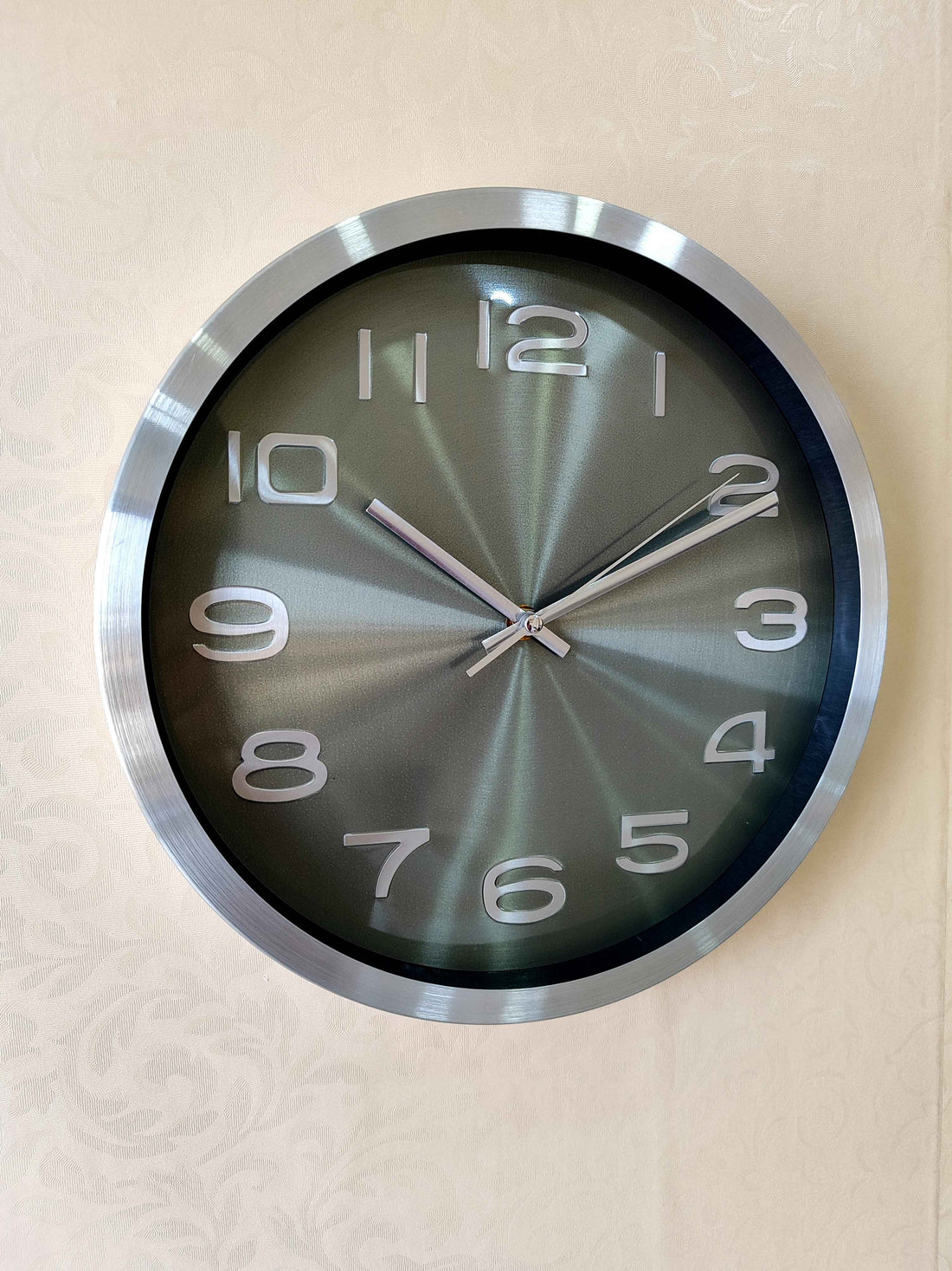 Modern Silent Metal Wall Clock – 12 Inch Brushed Silver Frame &amp; Stylish Green Dial