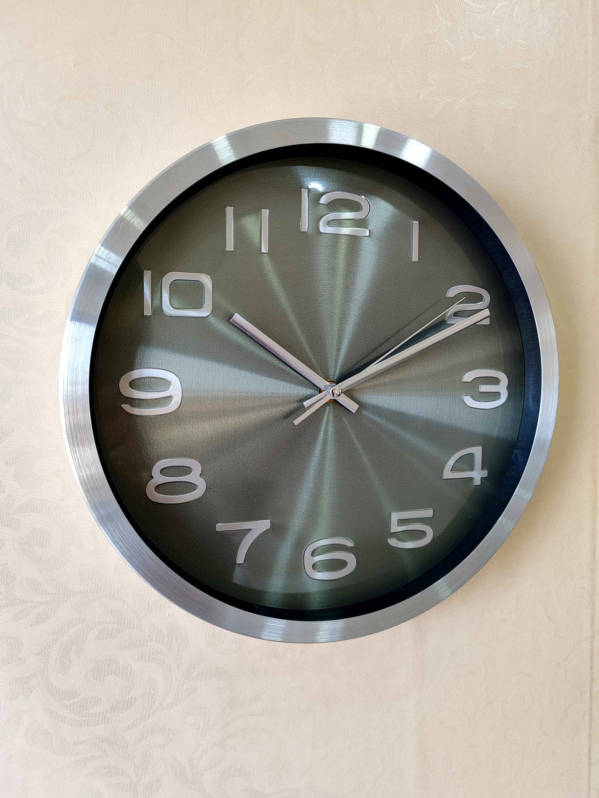 Modern Silent Metal Wall Clock – 12 Inch Brushed Silver Frame &amp; Stylish Green Dial