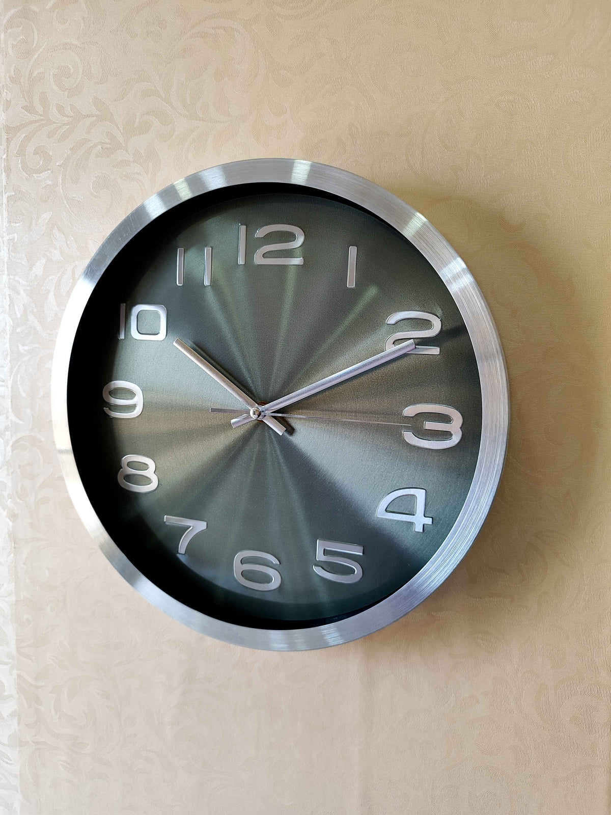 Modern Silent Metal Wall Clock – 12 Inch Brushed Silver Frame &amp; Stylish Green Dial