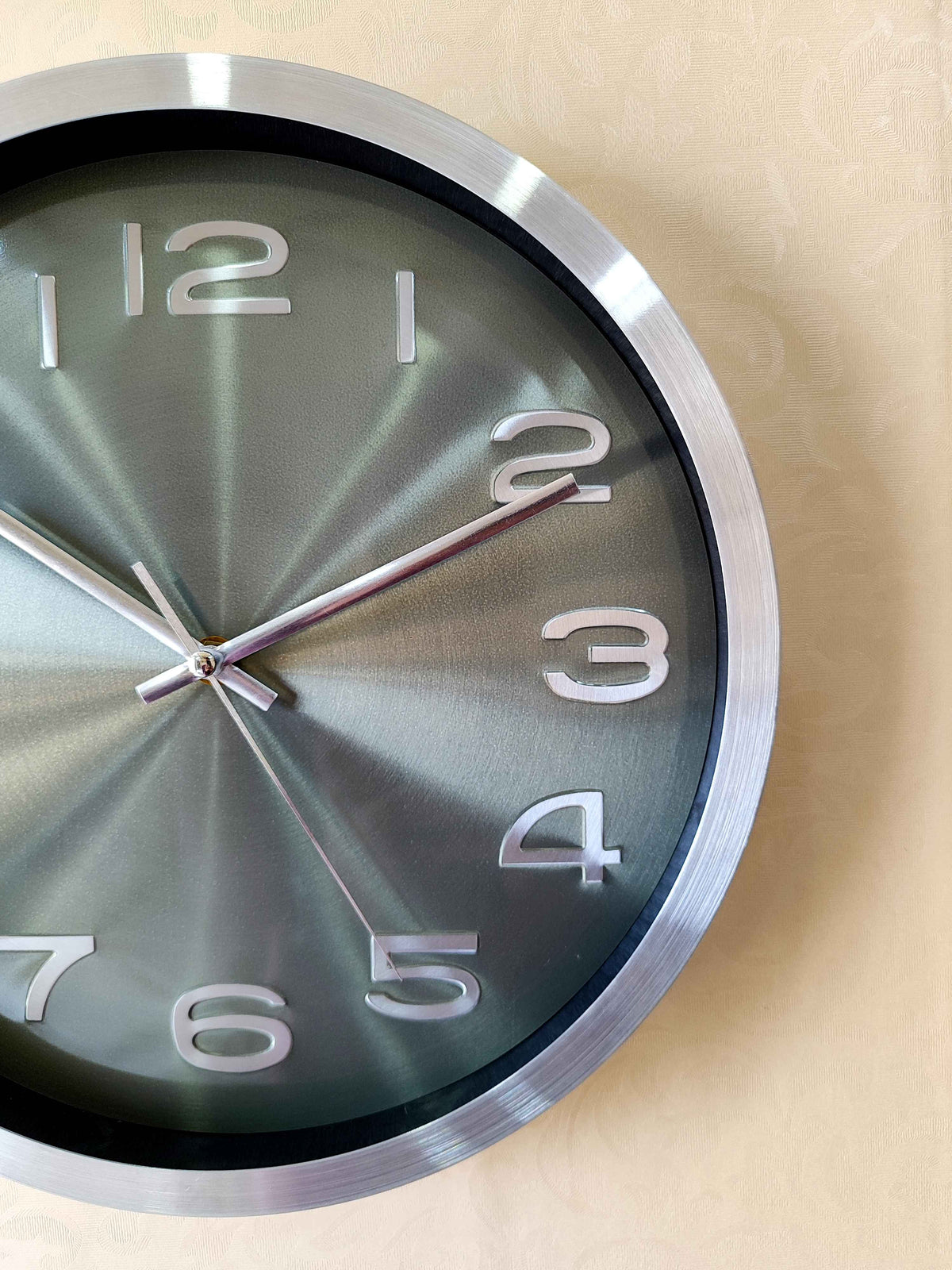Modern Silent Metal Wall Clock – 12 Inch Brushed Silver Frame &amp; Stylish Green Dial