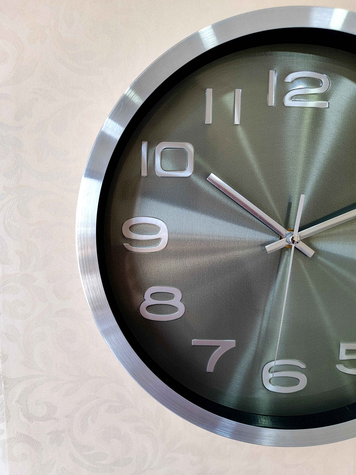 Modern Silent Metal Wall Clock – 12 Inch Brushed Silver Frame &amp; Stylish Green Dial