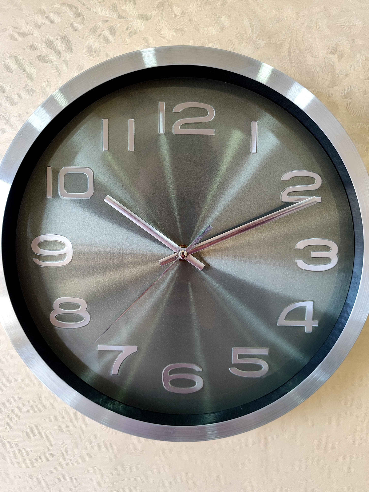 Modern Silent Metal Wall Clock – 12 Inch Brushed Silver Frame &amp; Stylish Green Dial