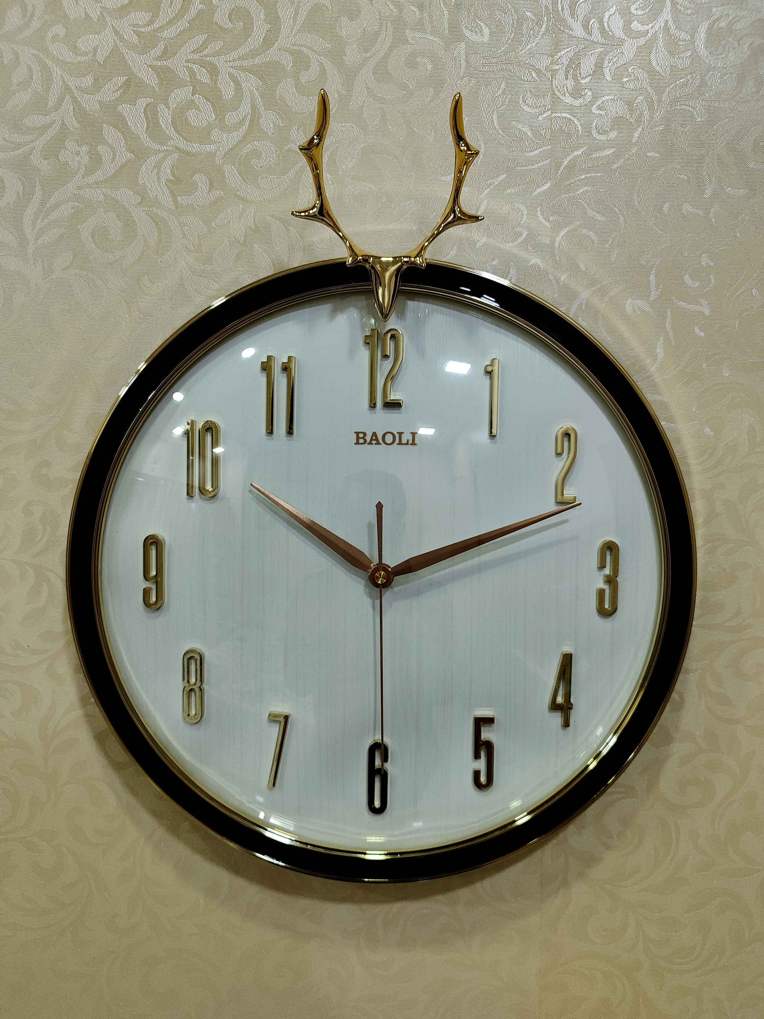 Modern Deer Antler Wall Clock – 18"x2"x18" Decorative Timepiece (45x5x45 cm)