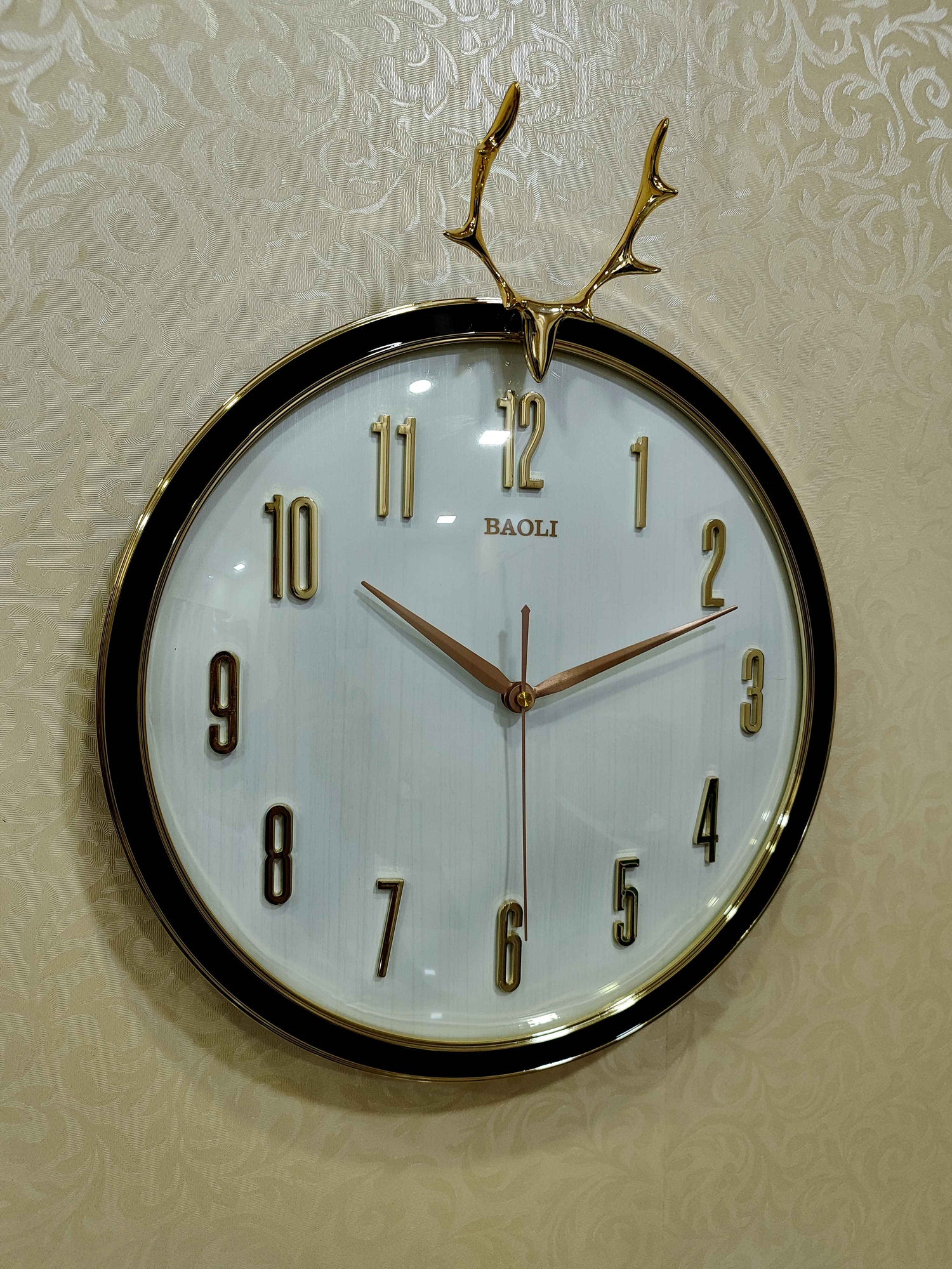 Modern Deer Antler Wall Clock – 18"x2"x18" Decorative Timepiece (45x5x45 cm)