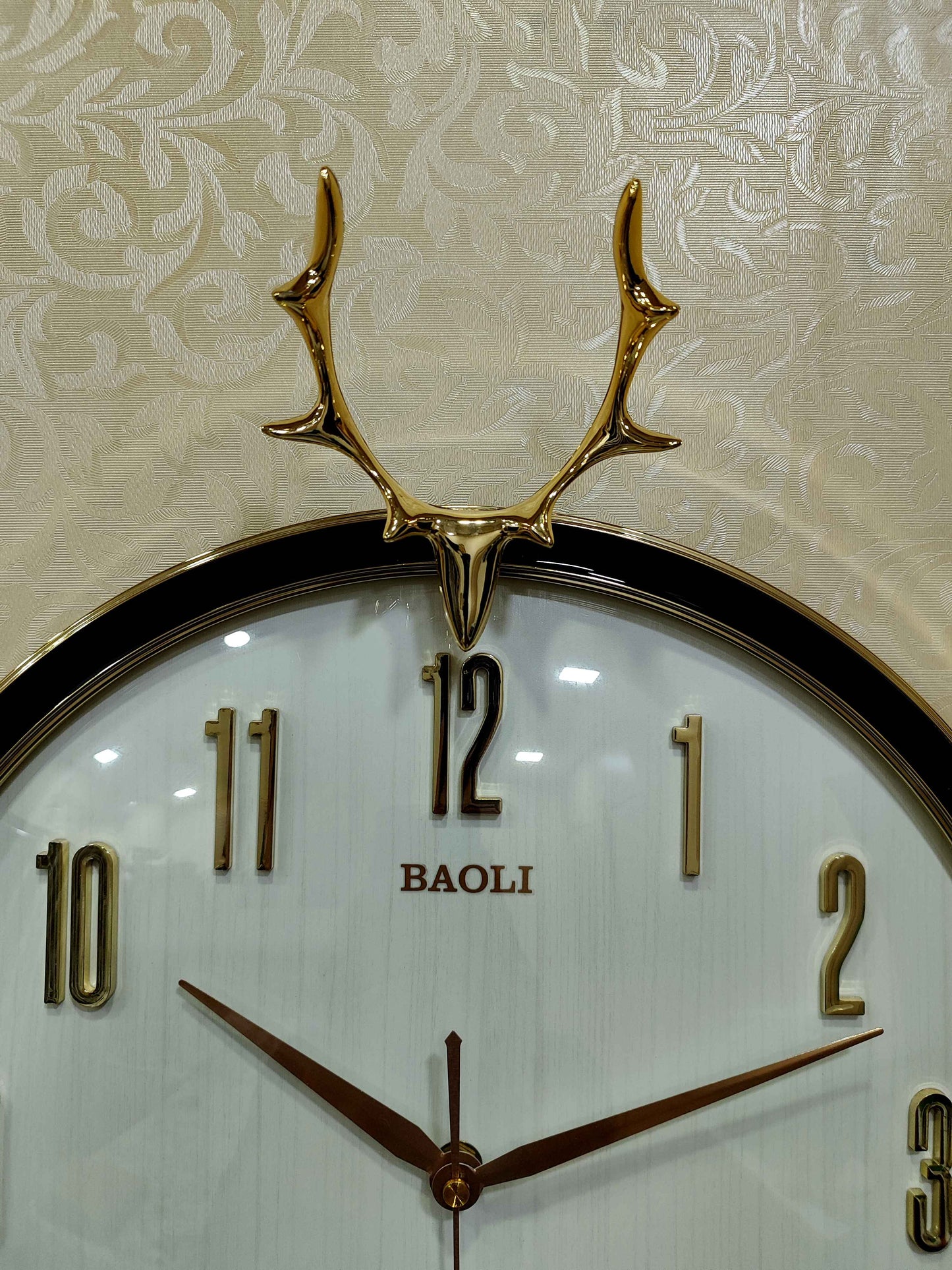 Modern Deer Antler Wall Clock – 18"x2"x18" Decorative Timepiece (45x5x45 cm)