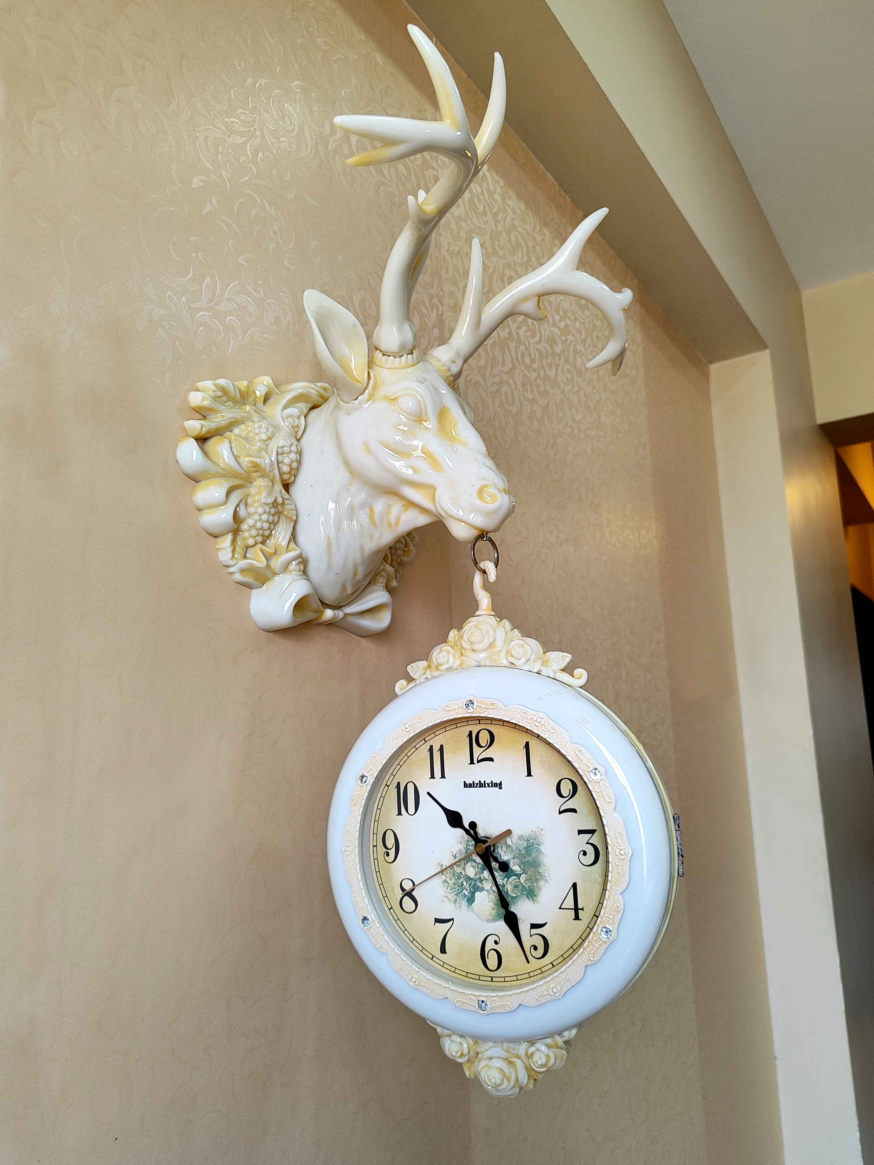 Royal Vintage Design Dual Hanging Reindeer Head Wall Clock for Home Office Decor and Gifts 75 CM Tall