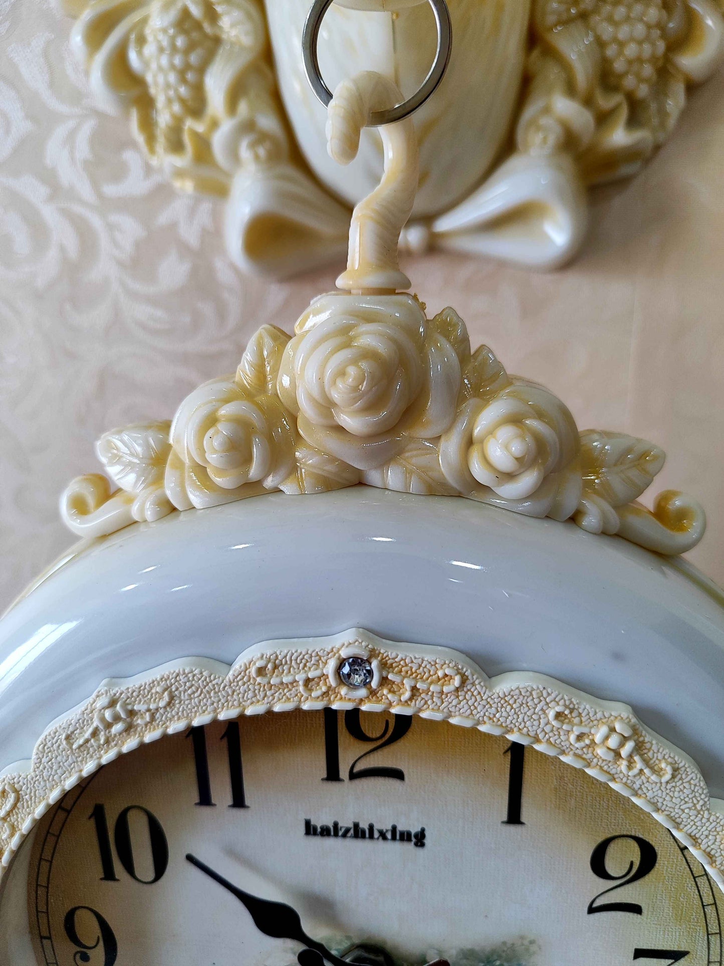 Royal Vintage Design Dual Hanging Reindeer Head Wall Clock for Home Office Decor and Gifts 75 CM Tall