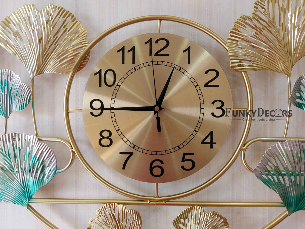 Funkytradition 3D Luxury Reindeer Running Colorful Metal Wall Clock Watch Decor For Home Office And