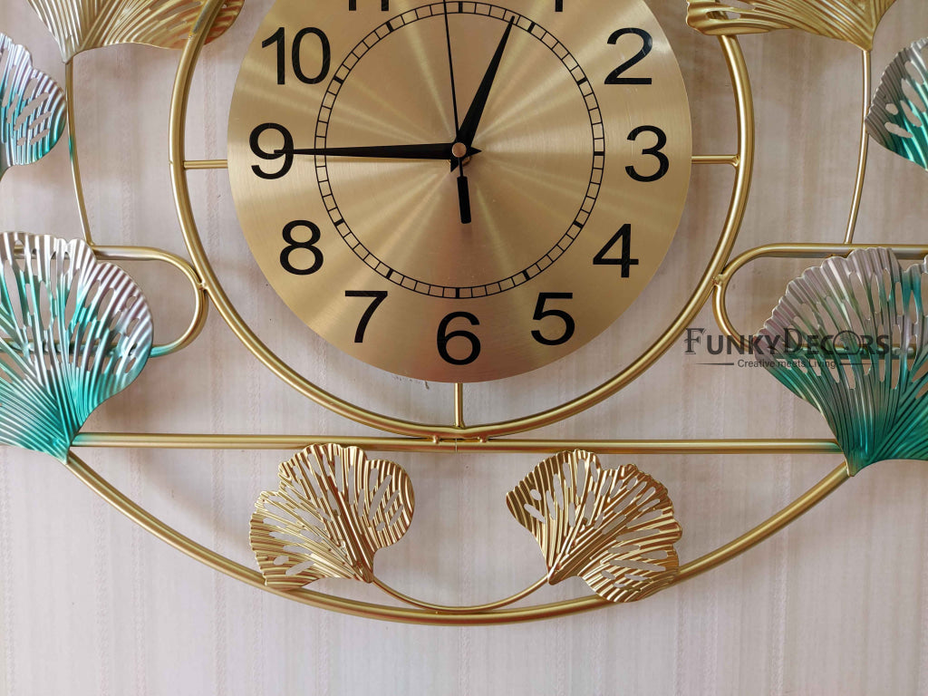 Funkytradition 3D Luxury Reindeer Running Colorful Metal Wall Clock Watch Decor For Home Office And